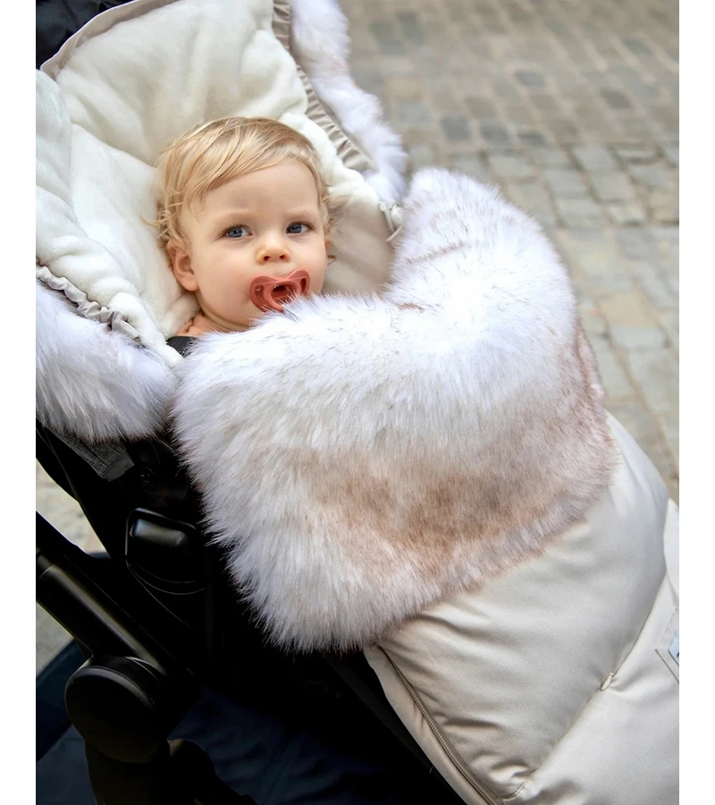 7 A.M. Enfant Plushpod Footmuff - Tundra Heather Beige / White Faux Fur (0-18m) 6 7 A.M. Enfant Plushpod Footmuff - Tundra Heather Beige / White Faux Fur (0-18m) - Image 6